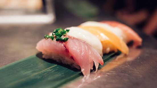 تعتبر أطباق الأسماك الطازجة مخزنًا للبروتين والأحماض الدهنية في النظام الغذائي الياباني