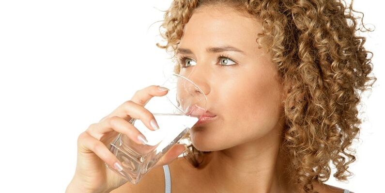 في نظام غذائي للشرب ، يجب أن تستهلك 1. 5 لتر من الماء النقي ، بالإضافة إلى سوائل أخرى