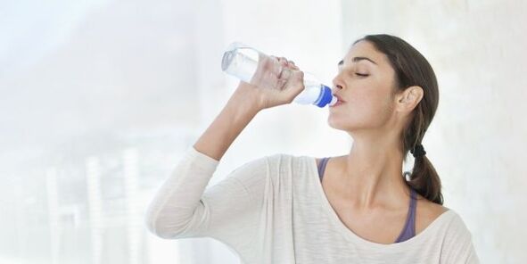 لفقدان الوزن بسرعة ، يجب أن تشرب ما لا يقل عن 2 لتر من الماء يوميًا. 